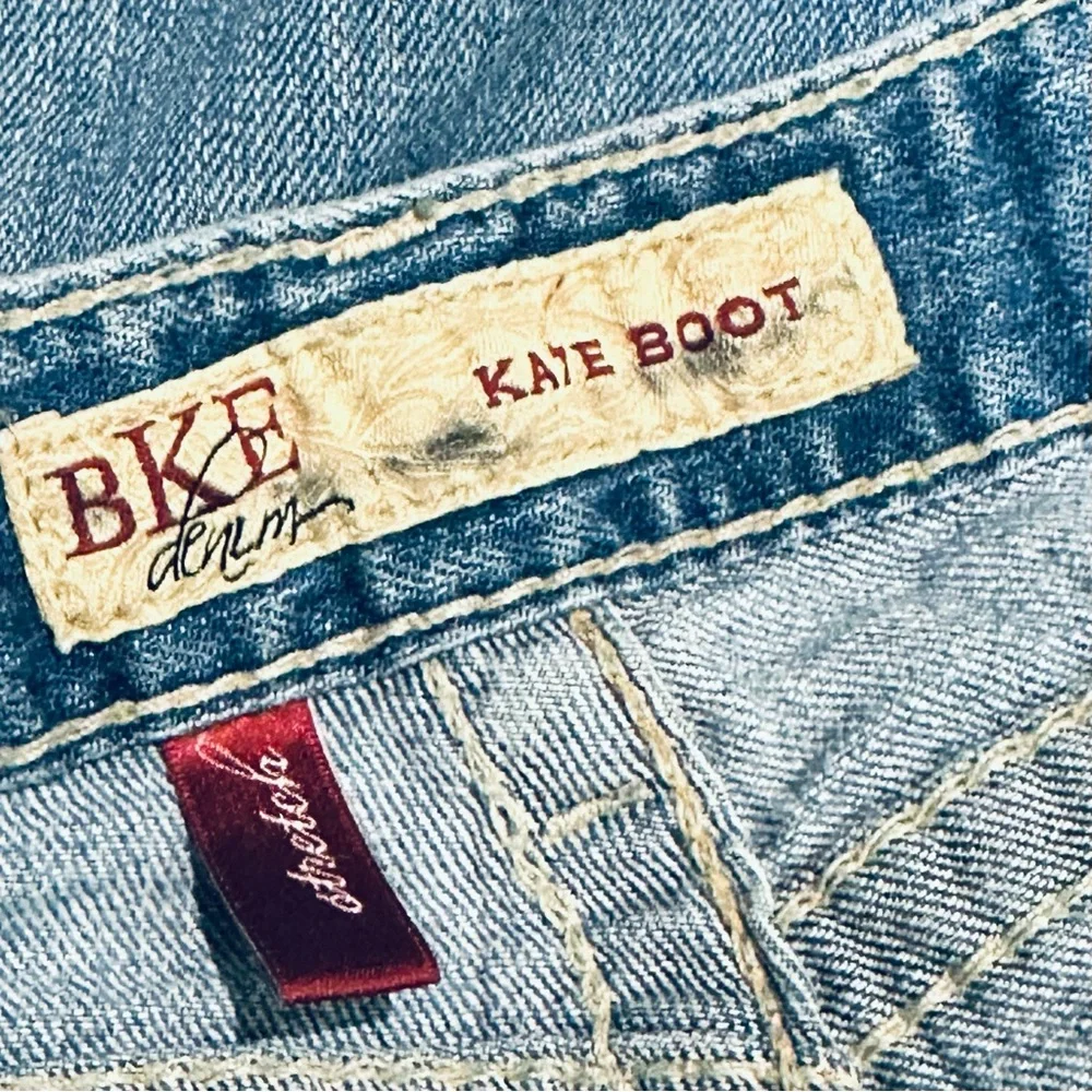 👖🎸BUCKLE BKE Kate Stretch Boot Jeans | Women’s 29‎ | Light Wash Y2K Embroidery